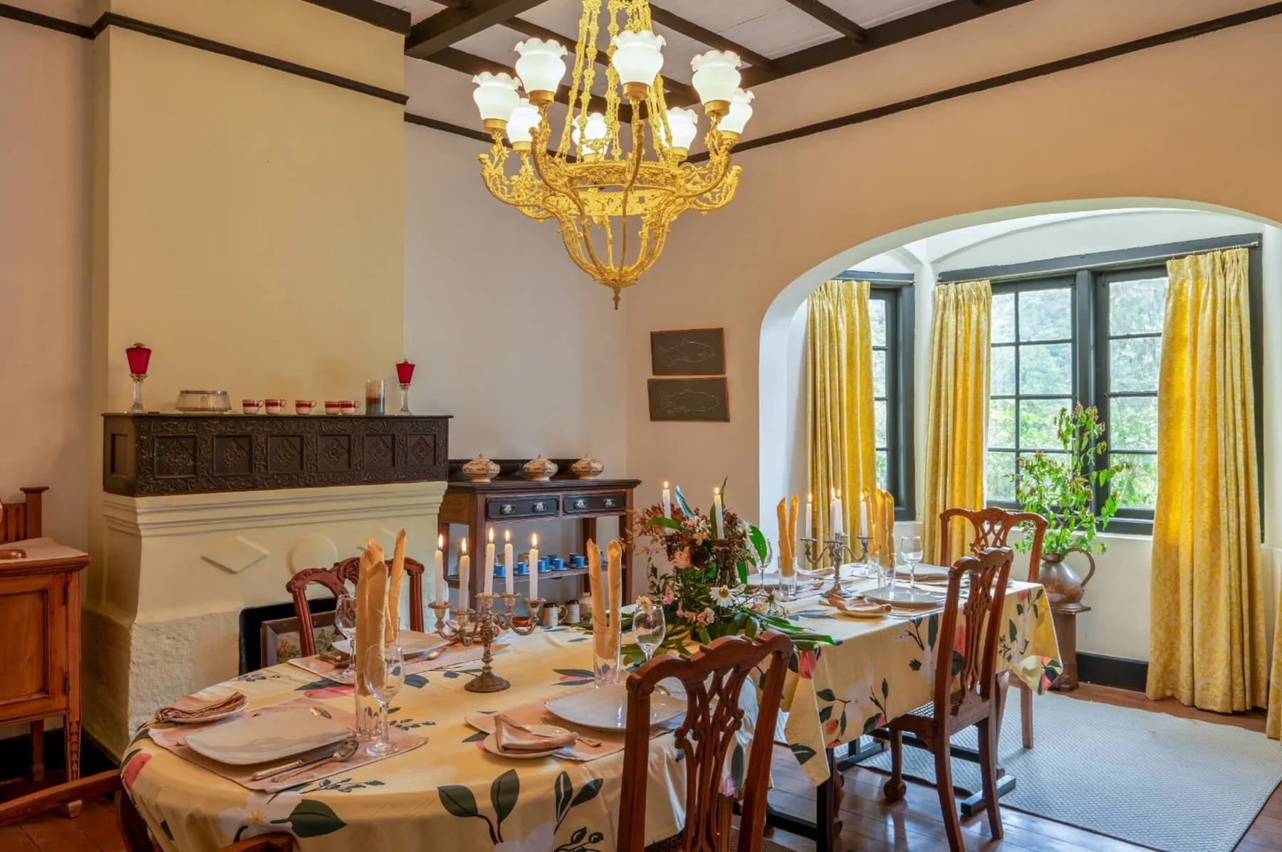 Selwood’s dining room with a set table, chandelier and garden-facing windows